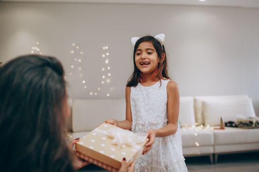 Ouders bespreken een schenking aan hun kinderen aan de keukentafel in Oogophuizen