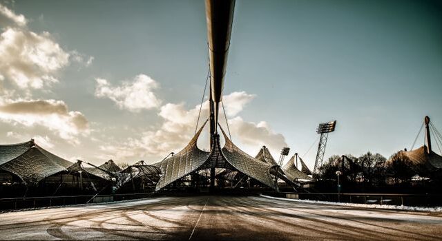 Skeleton olympische spelen 2026 met een sleeër op een ijskanaal terwijl kijkers in Oogophuizen meekijken