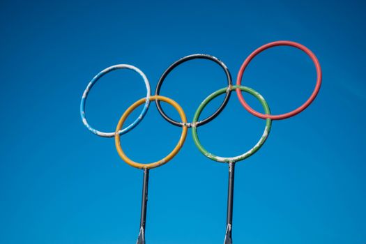Beeld van de sluitingsceremonie olympische spelen 2026 in de Arena di Verona met vlaggen en vuurwerk