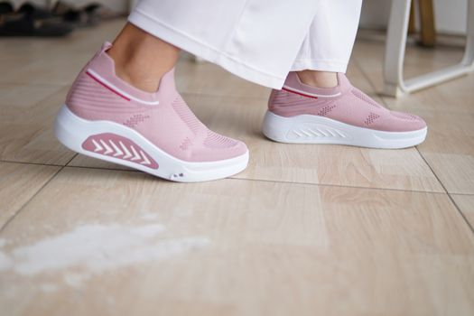 Vrouw in Oogophuizen draagt trendy dames sneakers in retro stijl met pastel en metallic details
