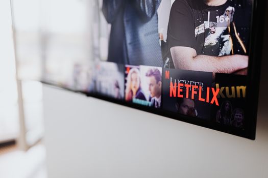 Netflix-overzicht met populaire Spaanse series in 2026, waaronder thrillers, drama en comedy