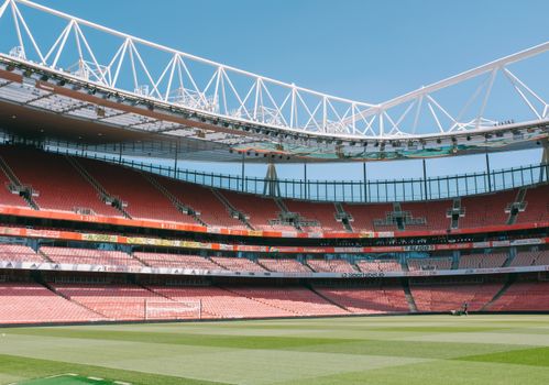 Stand champions league op groot scherm in sportcafé in Oogophuizen met supporters die de tussenstand volgen