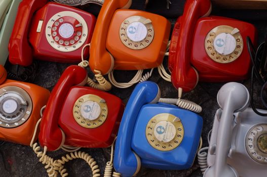 Persoon met telefoon in Oogophuizen die telefoonnummers en providerbereik controleert in de dorpskern