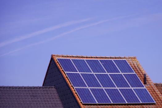Thuisbatterij naast omvormer in een woning met zonnepanelen in Oogophuizen