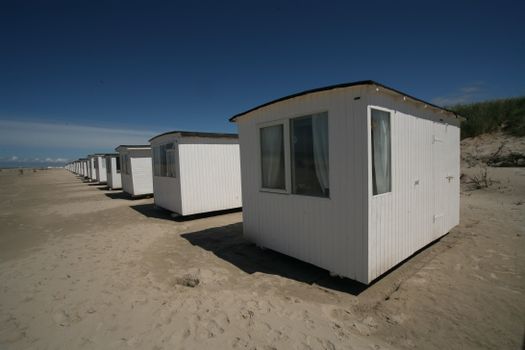Stel bekijkt op een laptop deals op Vakantieveilingen voor een stedentrip en dagje uit vanuit Oogophuizen
