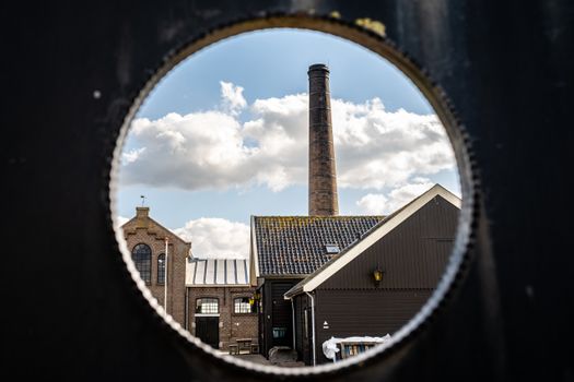 Tv-scherm met Vandaag Inside tijdens een avond in Oogophuizen