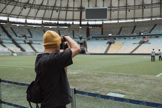 Supporters kijken wk live op groot scherm in het centrum van Oogophuizen